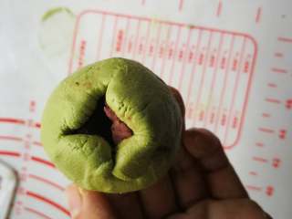 9、青汁青团,用右手虎口慢慢收口