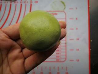 10、青汁青团, 收好口慢慢揉圆。