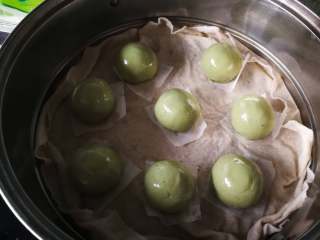13、青汁青团,下面垫一层油纸。冷水上锅蒸15分钟。