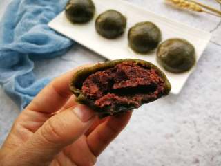 15、青汁青团,我包的是25克的豆沙皮薄馅大。按自己的喜好来增加哦。