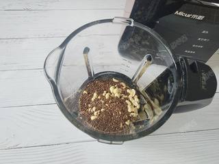 6、亚麻籽花生酱,倒入烤熟的亚麻籽