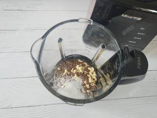 7、亚麻籽花生酱,加入1g盐和10g细砂糖