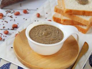 11、亚麻籽花生酱,打好的亚麻籽花生酱倒出，可以涂抹吐司啦