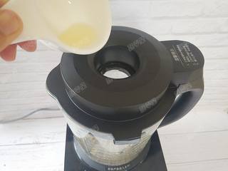 10、亚麻籽花生酱,当花生仁都打碎之后，从进料口加入10g熟花生油