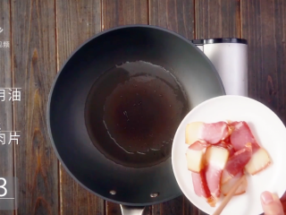 6、萝卜干炒腊肉-经典不衰的腊味美食,放入腊肉片