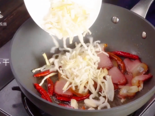 9、萝卜干炒腊肉-经典不衰的腊味美食,倒入泡发后的萝卜干进行翻炒