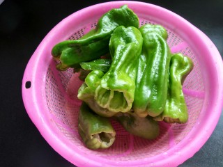 2、虎皮青椒,青椒去籽洗净。