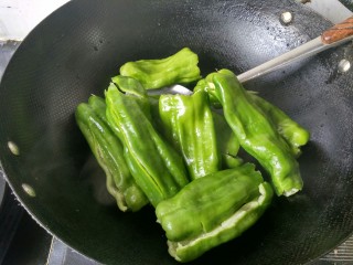 8、虎皮青椒,放入青椒。