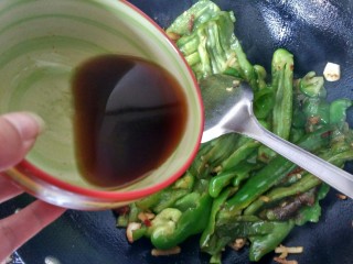 15、虎皮青椒,将碗中调好的酱料倒入。