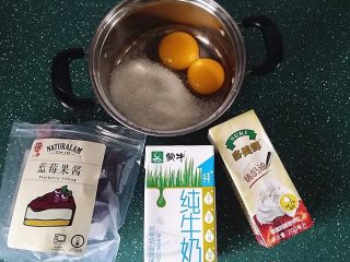 1、蓝莓果酱冰淇淋,备好所有食材
