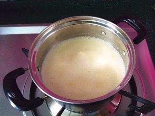 4、蓝莓果酱冰淇淋,移至燃气灶上小火加热微滚关火待凉