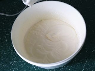 5、蓝莓果酱冰淇淋,淡奶油用电动打蛋器打于纹路状