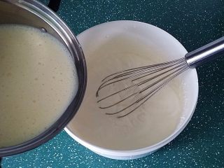 6、蓝莓果酱冰淇淋,将放凉的牛奶糊缓缓地倒入淡奶油中，边倒边搅匀