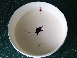 7、蓝莓果酱冰淇淋,挤入蓝莓果酱