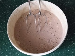 8、蓝莓果酱冰淇淋,用电动打蛋器快速打至蓬松，加盖送至冰箱冷冻