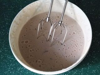 9、蓝莓果酱冰淇淋,约1小时后取出，再打至蓬松继续入冰箱冷冻