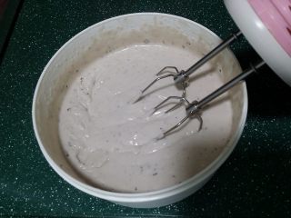 11、蓝莓果酱冰淇淋,最后入冰箱冷冻4小时以上