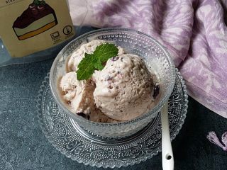 12、蓝莓果酱冰淇淋,食用前稍回温用挖球器挖至小碗中即可