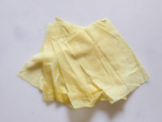 1、生菜豆皮卷,豆皮洗净后切成长方形的小片