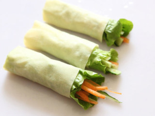 5、生菜豆皮卷,花生酱和水调匀成酱，蘸食即可