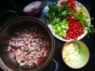 1、香辣干锅田鸡,主要食材如图。