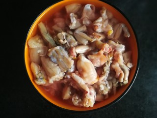 2、香辣干锅田鸡,青蛙买回来市场已经处理好的,拿回家剁成大块,多泡几次水去除血水。喜欢大块吃肉的感觉~