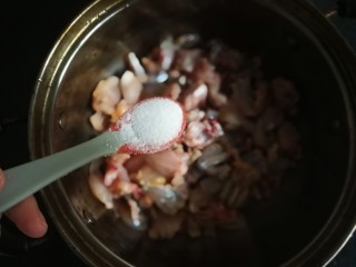 3、香辣干锅田鸡,先处理青蛙:倒入大盆,加一茶匙盐。