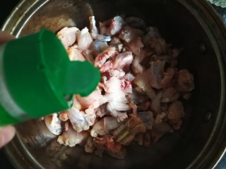 4、香辣干锅田鸡,加1茶匙胡椒粉。