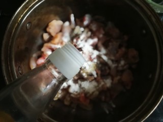 6、香辣干锅田鸡,最后加2汤匙料酒一起抓匀腌制20分钟。