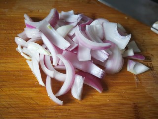 7、香辣干锅田鸡,洋葱泡水后切块,这样可以降低迷眼度,辣眼程度大大拉低了。