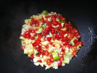 8、香辣干锅田鸡,锅里多倒些油,一次性倒足。加入生煎大蒜和超辣的红辣椒一起中小火爆香。