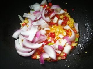 9、香辣干锅田鸡,倒入洋葱一起翻炒至洋葱变白捞出待用。