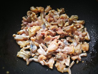 11、香辣干锅田鸡,倒入沥干的青蛙肉大火翻炒2分钟。