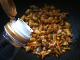 13、香辣干锅田鸡,加入1汤匙生抽继续大火翻炒一分钟。