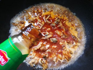 15、香辣干锅田鸡,汤汁剩一半时加入1汤匙耗油。