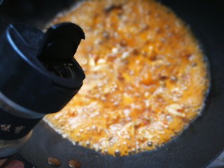 16、香辣干锅田鸡,加入1茶匙意式什香草翻炒,这个用来炒肉类非常香,没有可忽略。