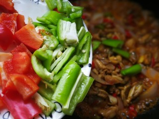 18、香辣干锅田鸡,再加入没过油的青红甜椒一起翻炒一分钟。