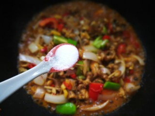 19、香辣干锅田鸡,最后调入2茶匙盐调味。