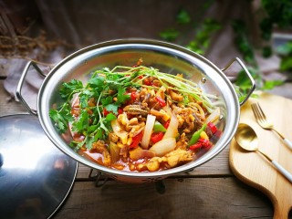 20、香辣干锅田鸡,出锅装入酒精盘,点缀上香菜,酒精一起点上,锅里马上嘟嘟响!秋意凉凉时吃这个想想都美了。