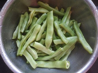 5、干煸芸豆,芸豆去两端去筋，一掰两段