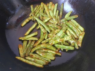 7、干煸芸豆,芸豆变瘪，翻炒出虎皮