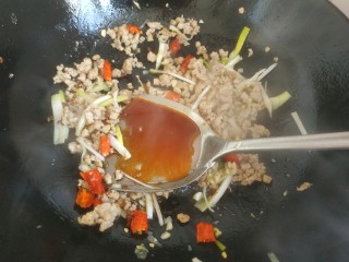 14、干煸芸豆,放入一勺生抽翻炒