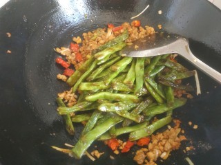 18、干煸芸豆,倒入芸豆