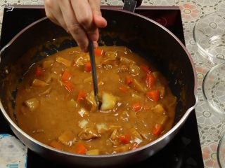 14、土豆咖喱鸡,煮至用筷子能轻松的夹断土豆块，软烂程度刚好，起锅前根据个人口味加入适量的盐调味，就可以关火了。