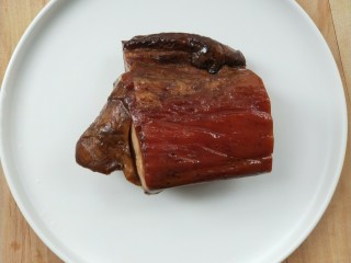 1、一菜二吃-豉椒芹菜炒腊肉,“妈妈牌”腊肉切一块下来。