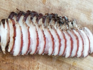 2、一菜二吃-豉椒芹菜炒腊肉,切片。