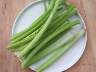 3、一菜二吃-豉椒芹菜炒腊肉,芹菜洗净，去叶【做另外一个菜谱的】