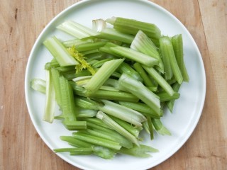 4、一菜二吃-豉椒芹菜炒腊肉,切小段。