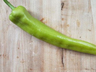 5、一菜二吃-豉椒芹菜炒腊肉,青椒洗净。