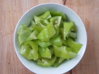 6、一菜二吃-豉椒芹菜炒腊肉,切滚刀块。